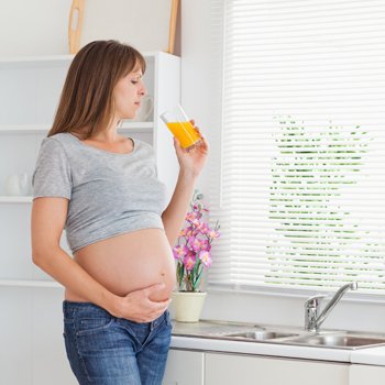 Los ginecólogos recomiendan beber más líquidos en el embarazo