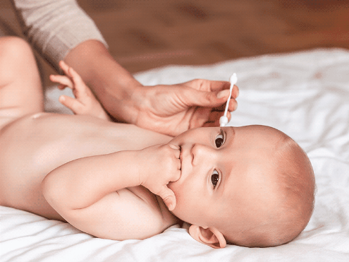 Limpiar oidos bebe