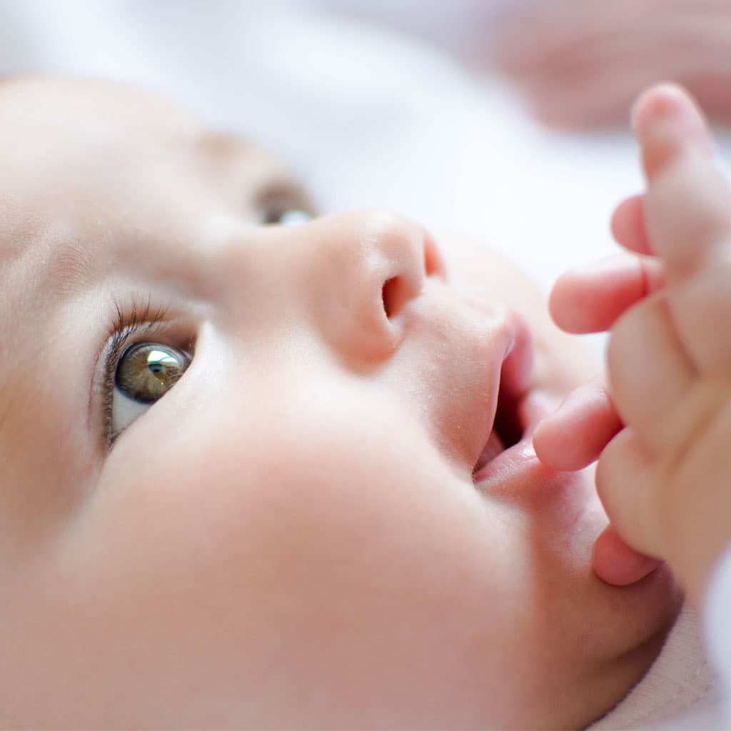 Limpieza de ojos y nariz del bebé