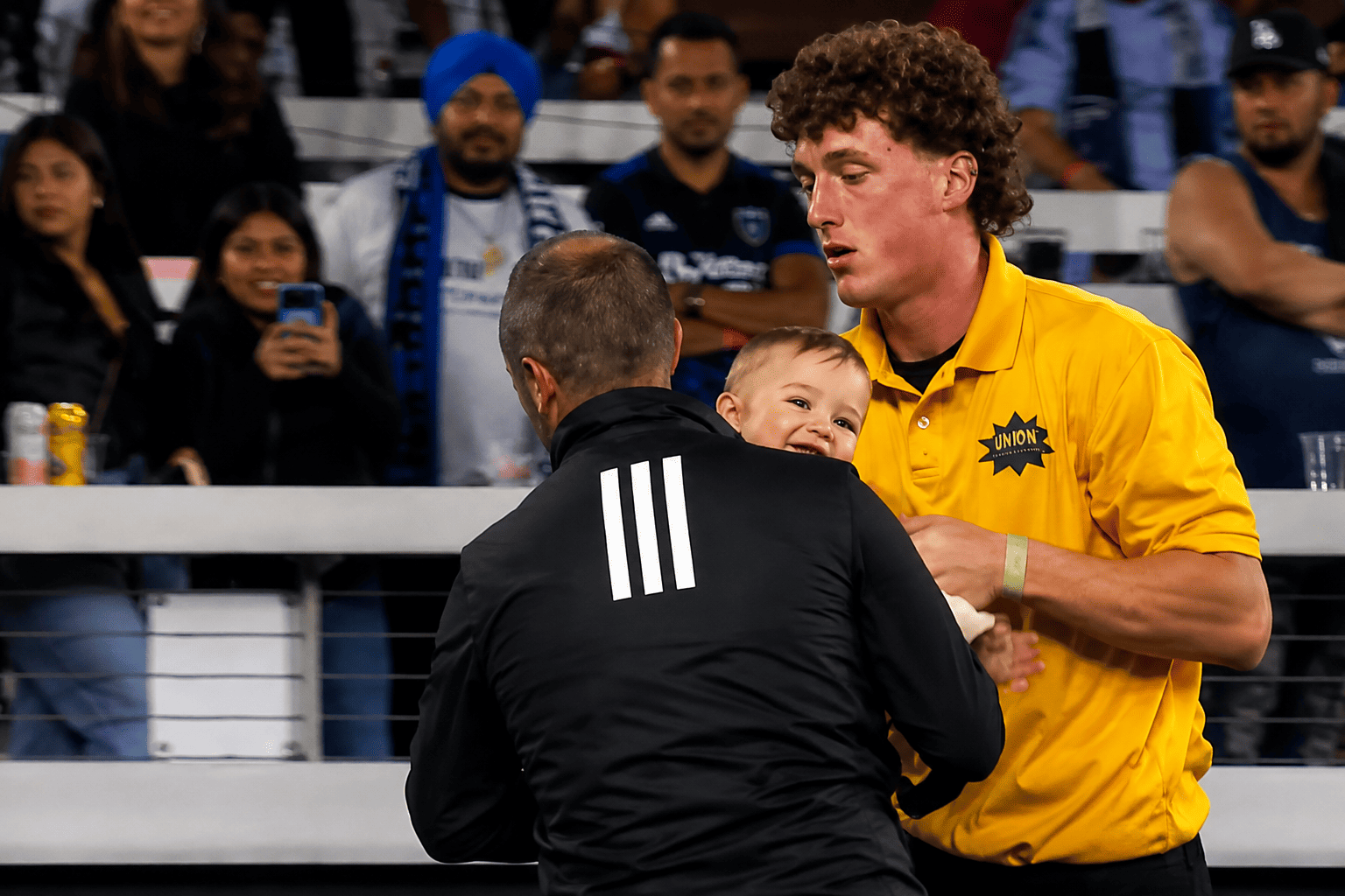 ¡Bebé a la cancha! Un pequeño se mete en pleno partido de futbol y detiene el juego bebe en la cancha