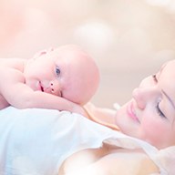 Abrazar al bebé puede modificar su ADN