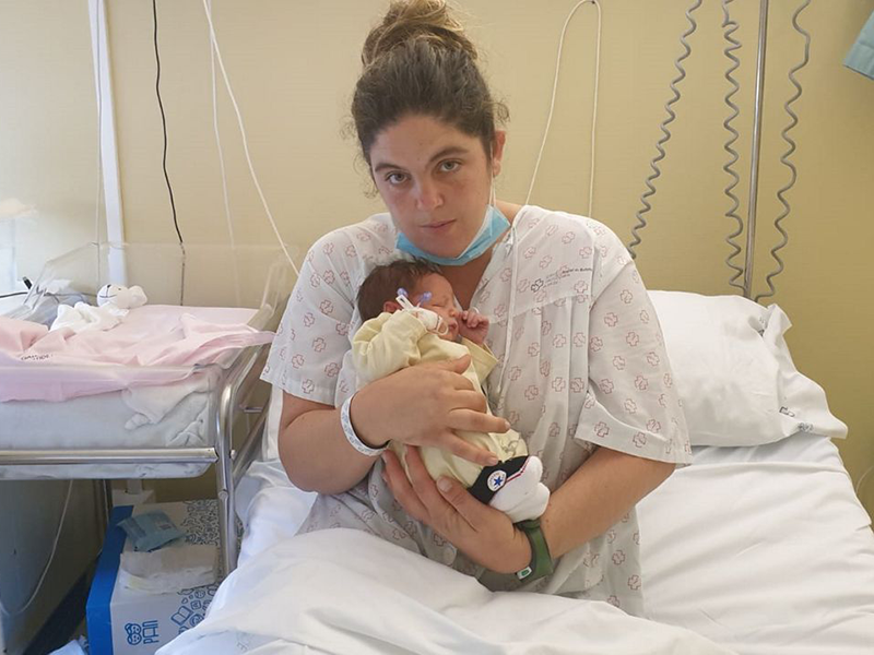 Una mujer da a luz en casa una hora después de recibir el alta del hospital