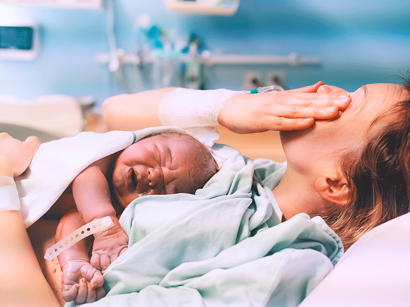 Bebé sufre caída en el parto