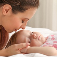 Los bebés se duermen más fácilmente si se les mece en brazos: ¿por qué?