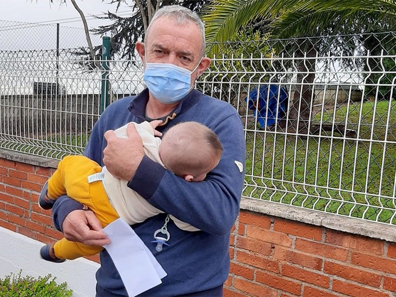 Luis Álvarez Alonso y su bebé de acogida de cinco meses