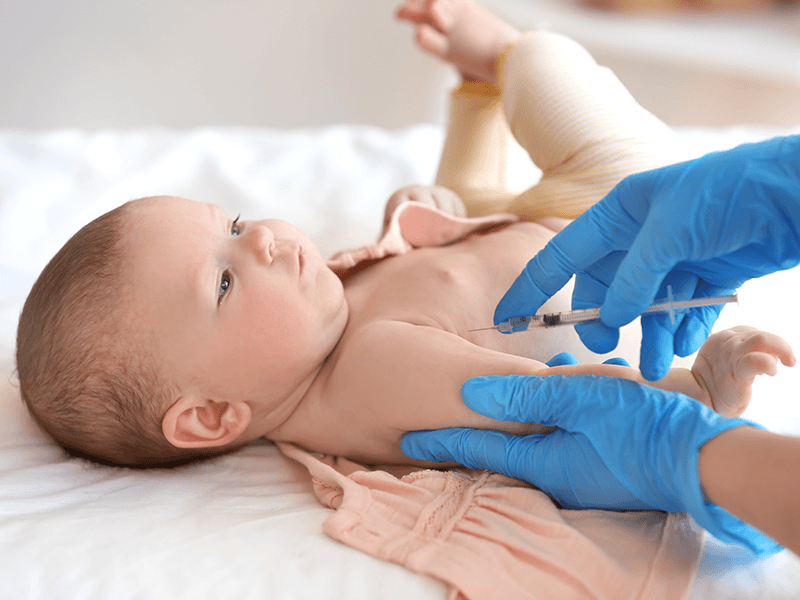 Bebé que recibe una vacuna