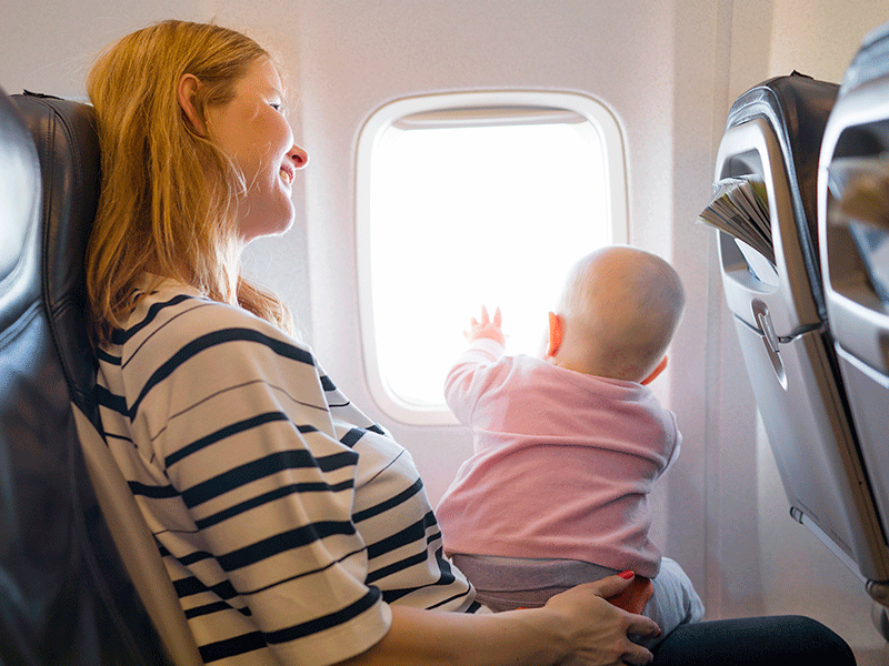 Detalle de los papás de un bebé en un vuelo