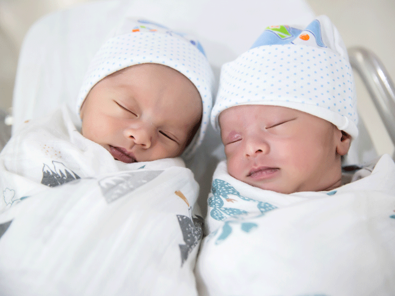 Dos gemelos nacen uno en 2021 y otro en 2022