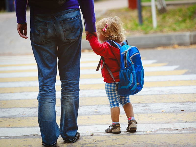 Un padre se lleva por error a una niña de la escuela