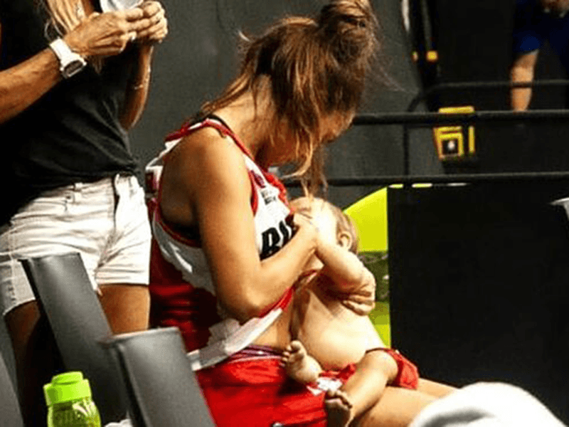 Jugadora de baloncesto da el pecho a su bebé
