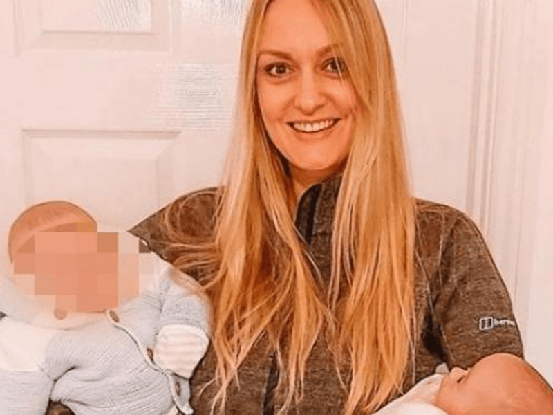 Una mujer da a luz a unos gemelos concebidos con tres semanas de diferencia