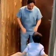 Video viral: un médico no puede abrazar a su hijo por no contagiarlo coronavirus