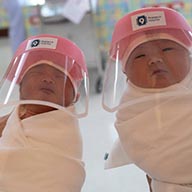 Tailandia utiliza minicaretas para proteger a los bebés del COVID-19