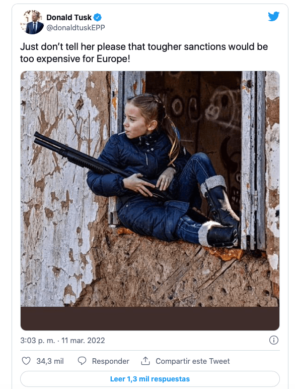 Niña con piruleta y fusil