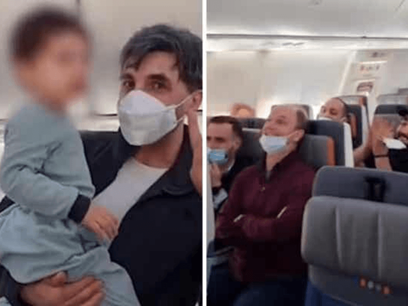 Niño en el avión con su papá
