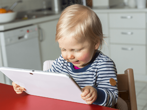 Pediatras advierten bebes retraso lenguaje por uso de pantallas