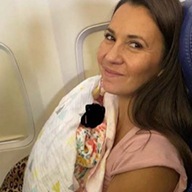 Realizan ‘Baby Shower’ a unos padres adoptivos en el avión de regreso a casa