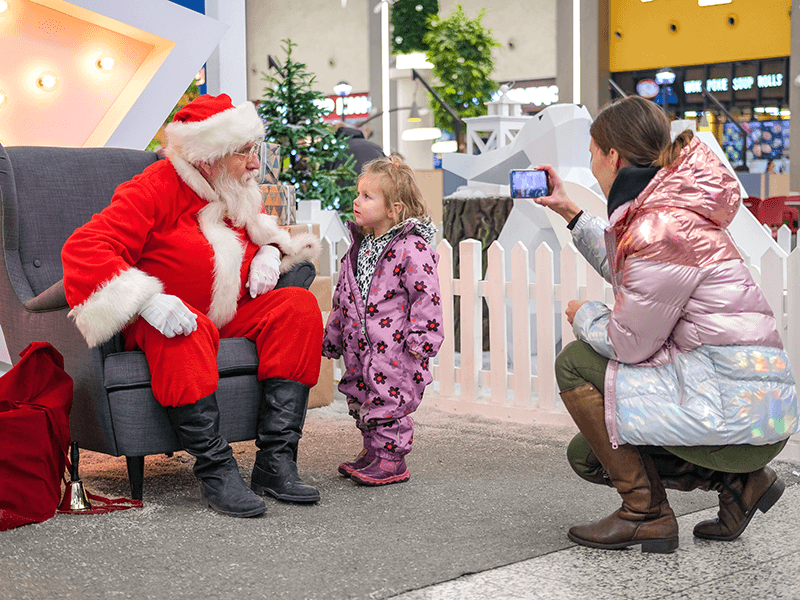 Papá Noel contagia de COVID-19 a más de 50 niños