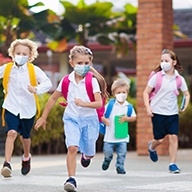 Los pediatras recomiendan que las escuelas abran en otoño pese al COVID-19: ¿por qué?