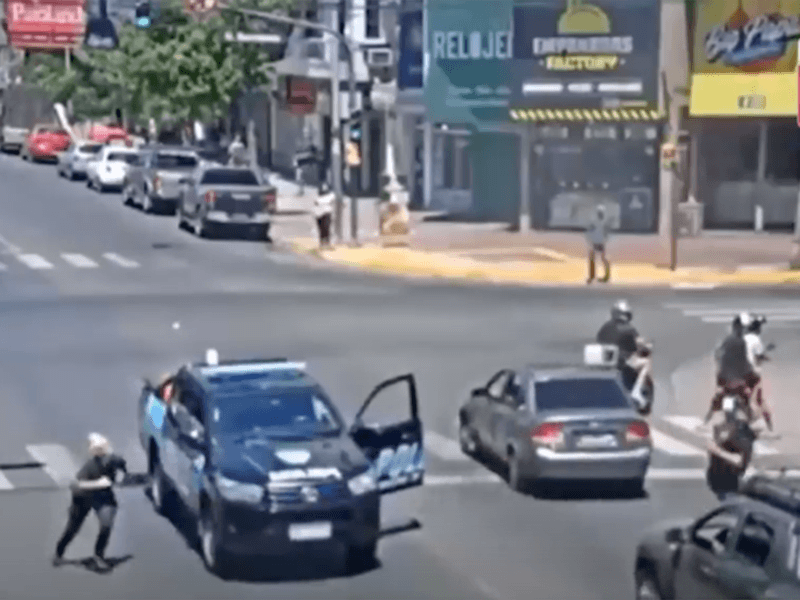 Vídeo de unos policías socorriendo a una niña