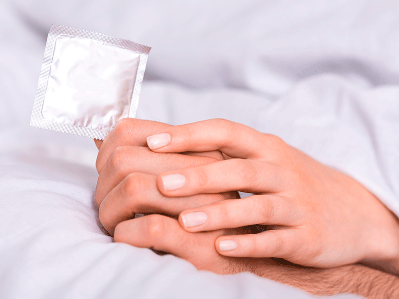 Roba esperma agujereando el preservativo