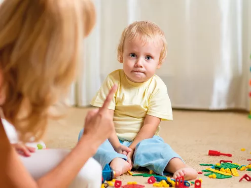 Bebés que tiran todo al suelo: por qué y cómo evitarlo