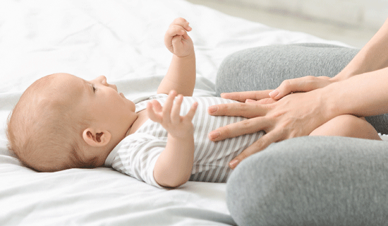 colicos-lactante-masaje-bebe