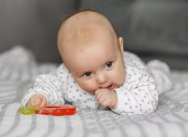 hitos-desarrollo-bebe-2-meses 1