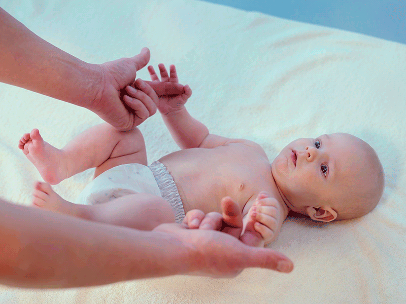 Estiramientos musculares del bebé