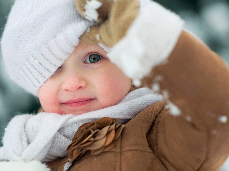 Frío y mal tiempo con bebés y niños: consejos para protegerlos