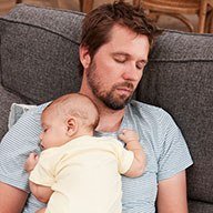 Dormir al bebé en tu pecho sentado en el sofá: ¡peligroso!