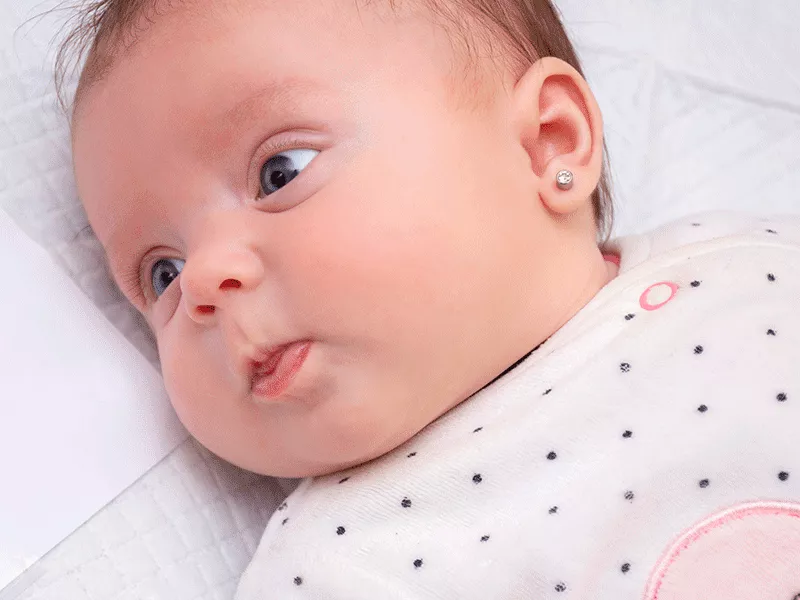 deberes Pensativo apelación Los primeros aretes para el bebé: todo lo que debes tener en cuenta