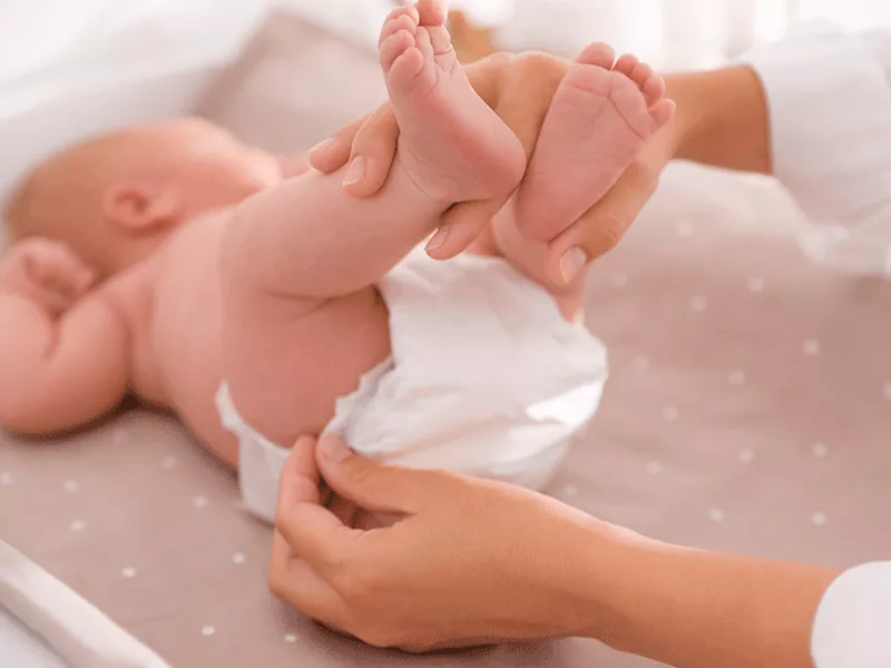 Primer Baño Bebé Recién Nacido Mamá Lava Bebé Con Esponja