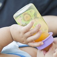 Pediatras no recomiendan zumos naturales para bebés