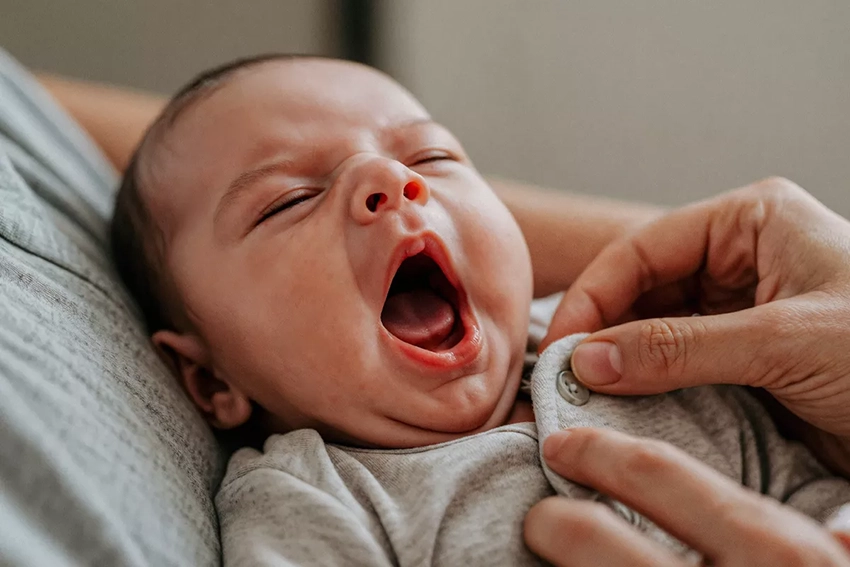 mi bebé se despierta tanto