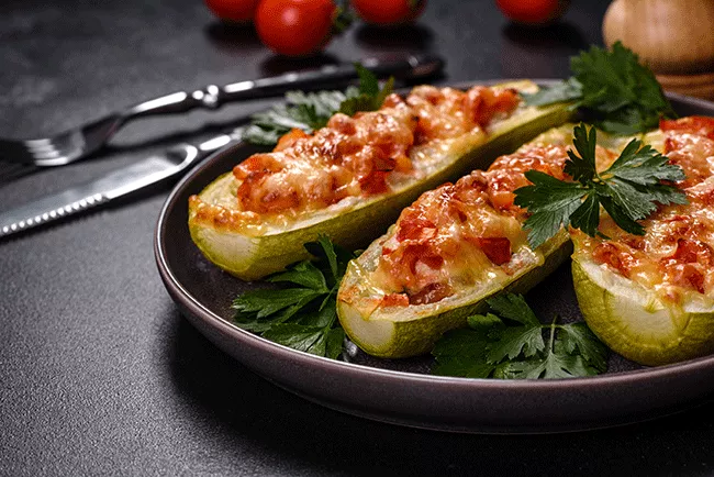 cenas-calabacines-rellenos-carne-tomate