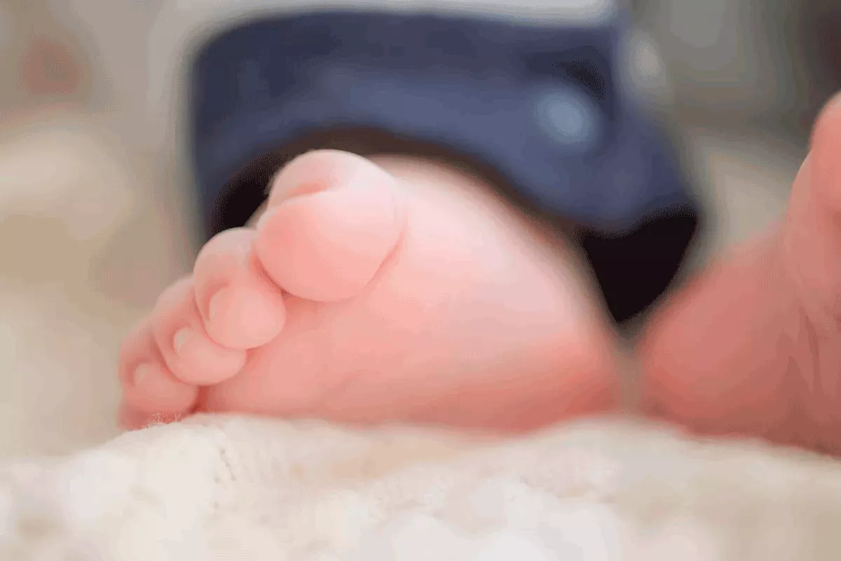 Llama a emergencias diciendo que ha encontrado un bebé abandonado en la calle: era su propio hijo recién nacido. ¿Qué pasó? denuncia abandono bebe hijo