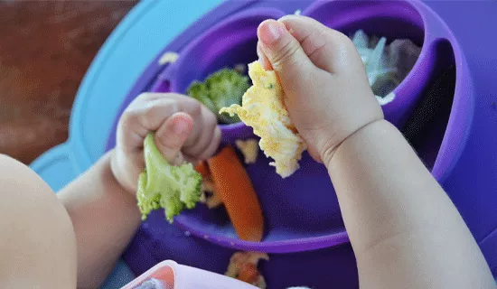 desarrollo-manos-bebe-comida