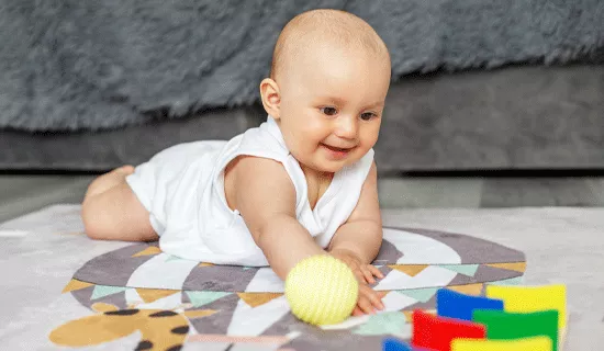 desarrollo-manos-bebe-tummy-time