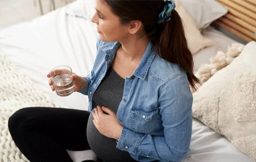 nauseas-embarazo-beber-agua