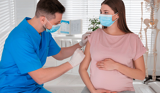 embarazada poniendose vacuna