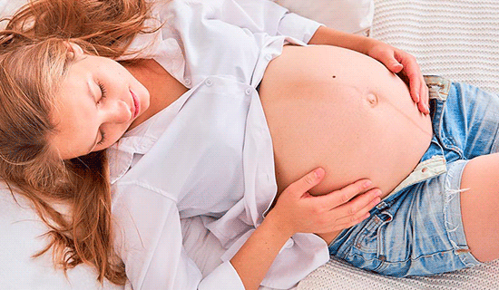 embarazada descandando