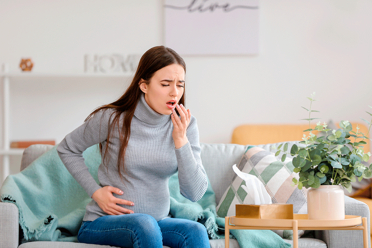 mujer embarazada tosiendo
