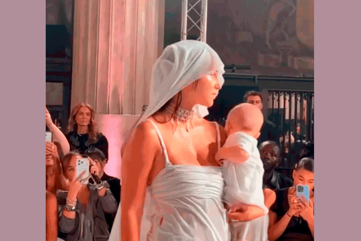 Bebés en brazos, embarazadas y un final impactante: mira el desfile de London Fashion Week que no deja indiferente london fashion week maternidad