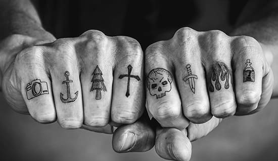 tatuajes-hombres-dedos