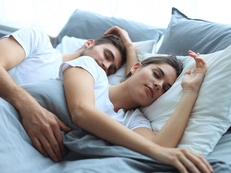 Postura de sueño y relación de pareja