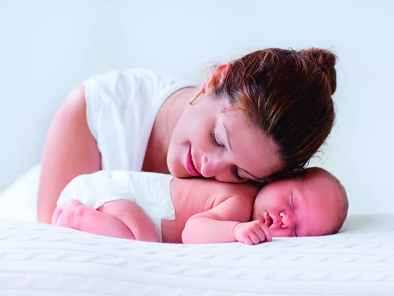 Envolver al bebé en un arrullo o una muselina: ¡Haz swaddle con tu bebé!