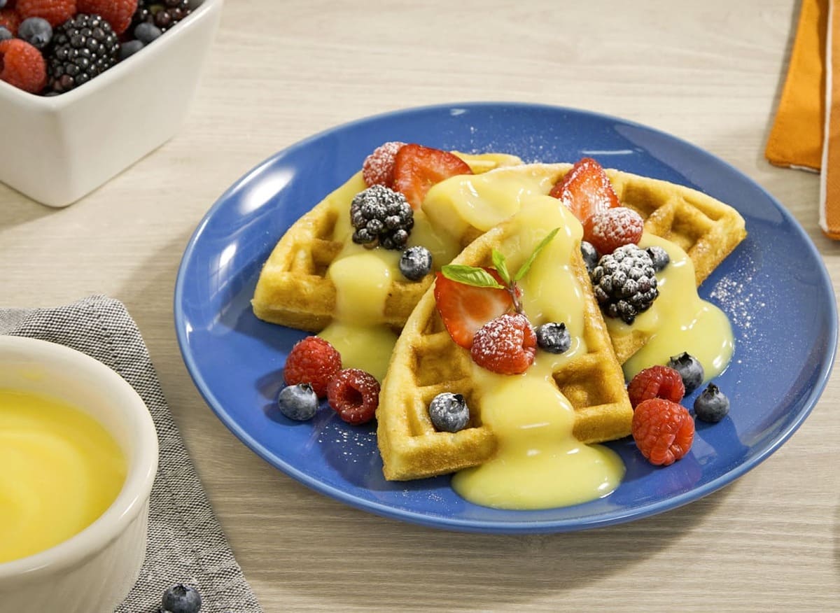 Waffles con frutos rojos Waffles con frutos rojos acompañdos de un pudín de vainilla