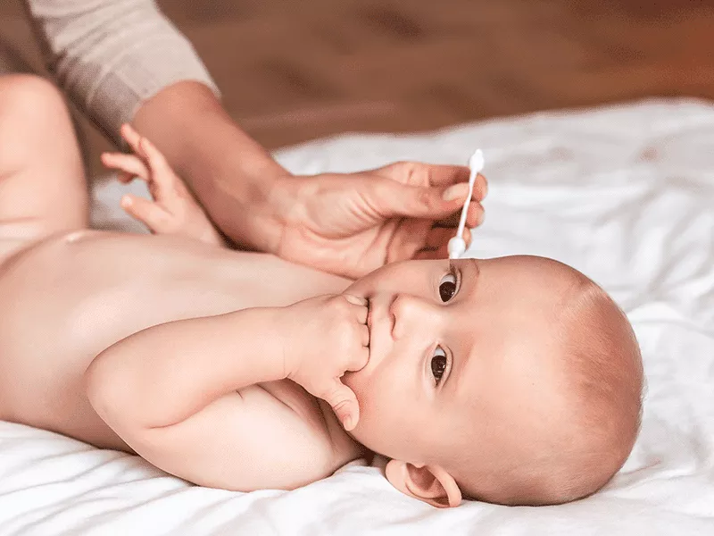Por qué no debes usar bastoncillos para limpiar los oídos a tu bebé? - Eres  Mamá