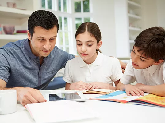 Descubre cómo debe ser la participación de los padres de familia en la ...